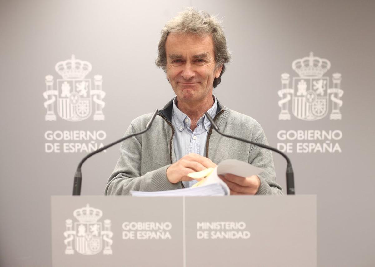 El director del Centro de CoordinaciÃ³n de Alertas y Emergencias Sanitarias, Fernando SimÃ³n, comparece tras la reuniÃ³n del ComitÃ© de Seguimiento del coronavirus por los casos confirmados de pacientes infectados con el virus en Madrid, en el Ministerio de Sanidad/ Paseo del Prado/ Madrid (EspaÃ±a).