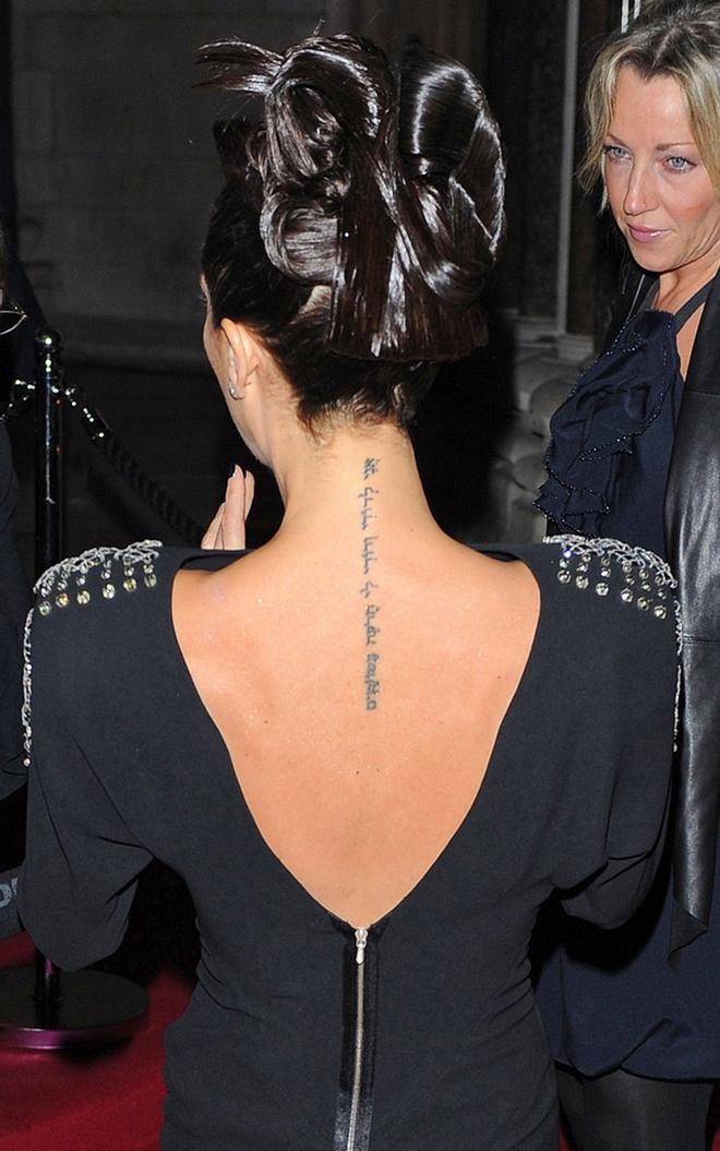 Victoria Beckham con el tatuaje en hebreo dedicado a David
