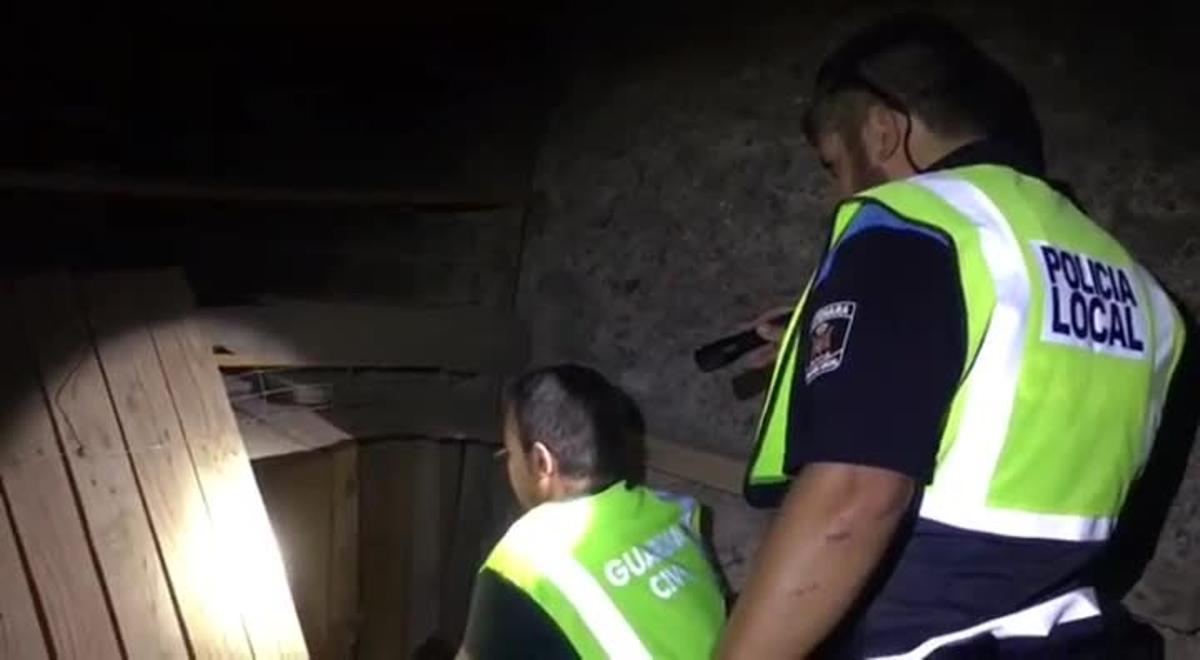 18 agosto 2019. Guardias civiles del Seprona y policías locales de Artenara (Gran Canaria) rescatan animales antes de que llegue el fuego a las fincas donde viven.