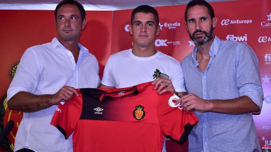 Javi Recio, Marc Pedraza y Vicente Moreno, posan ayer en la presentación del futbolista en Son Bibiloni.