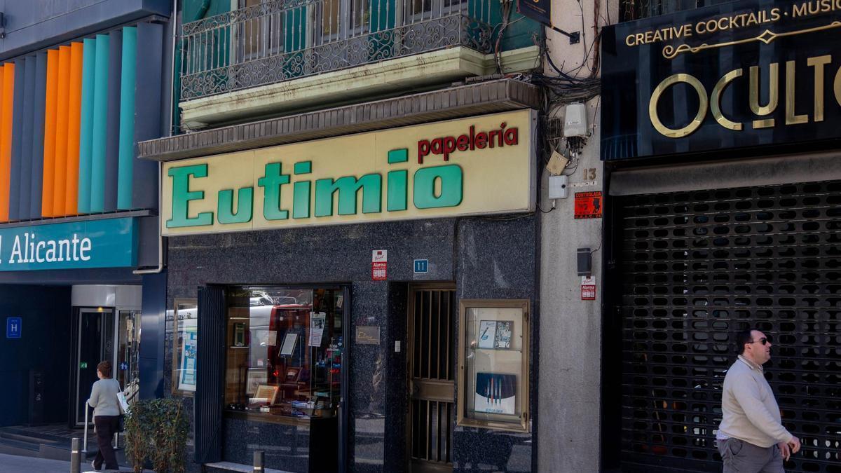 La Papelería Eutimio, que regentaban los hermanos Fernández Pardo, se despide de Alicante tras 90 años
