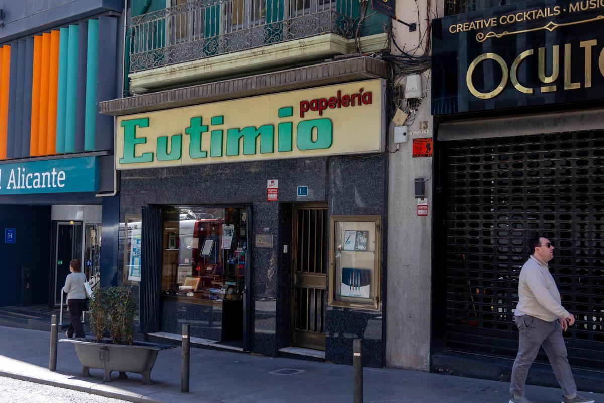 Cierra la Papelería Eutimio de Alicante tras 90 años