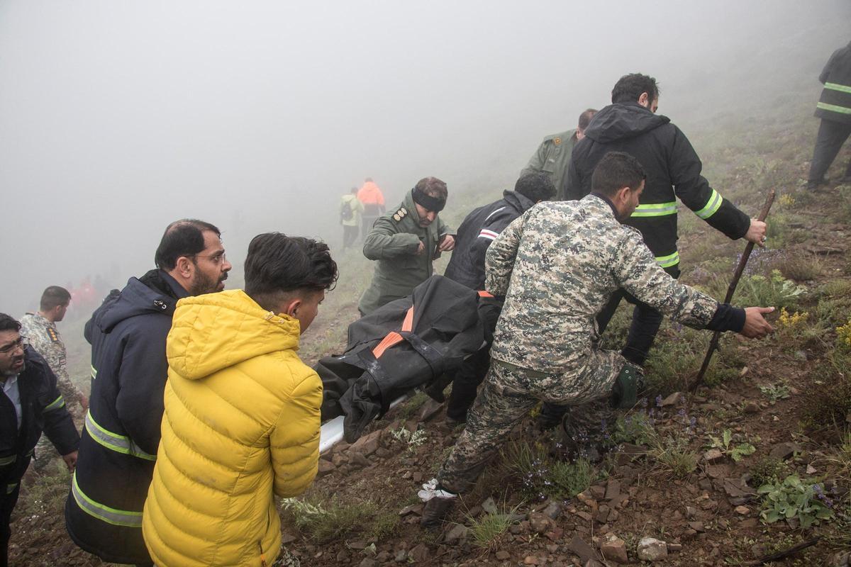 El difícil rescate del cuerpo de Ebrahim Raisi y sus acompañantes en el helicóptero