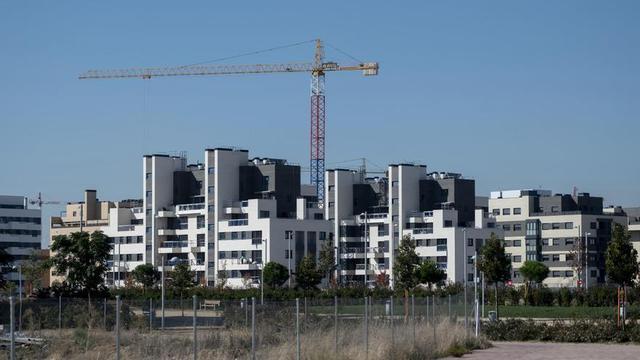 Archivo - Una grúa en una zona de construcción de viviendas