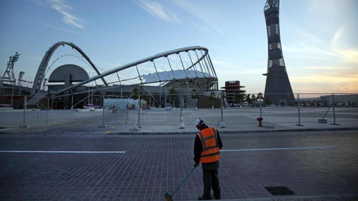 Un trabajador limpia uno de los accesos al complejo deportivo Khalifa, en Doha (Catar), en enero del 2011.