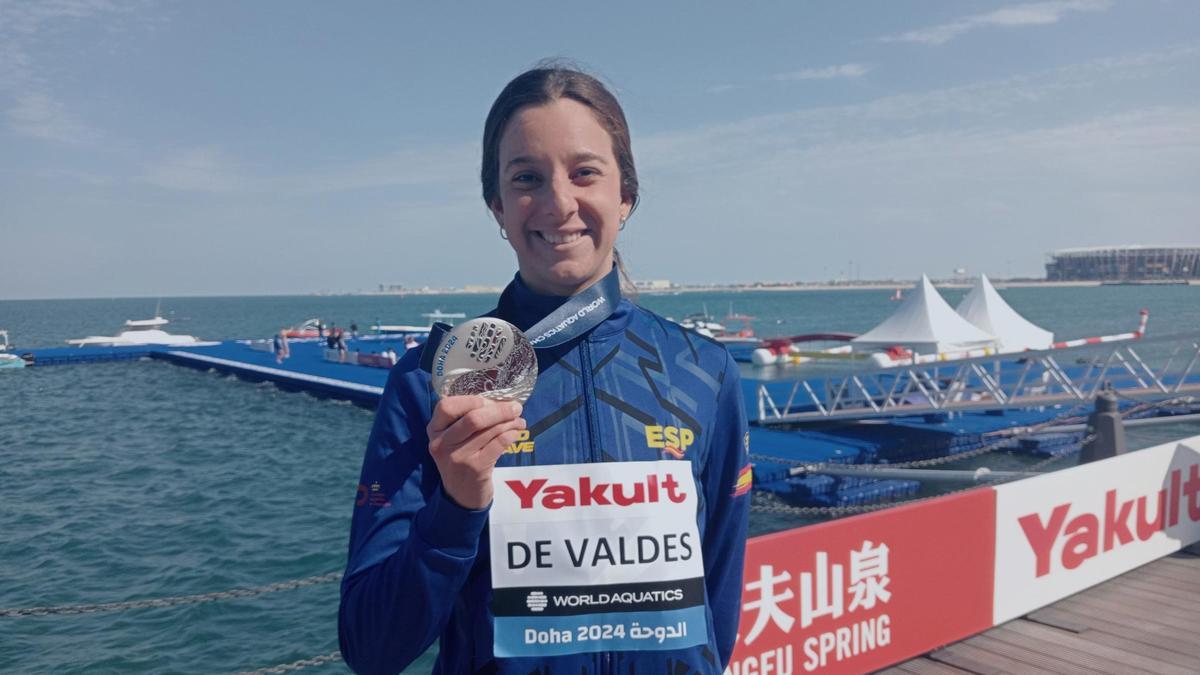 María de Valdés posa con su medalla de plata lograda este pasado sábado en la cita mundialista de Doha.