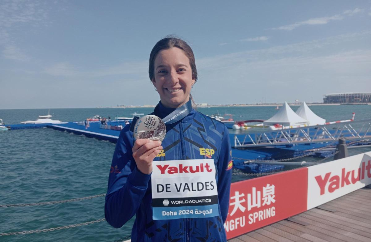 María de Valdés posa con su medalla de plata lograda este pasado sábado en la cita mundialista de Doha.
