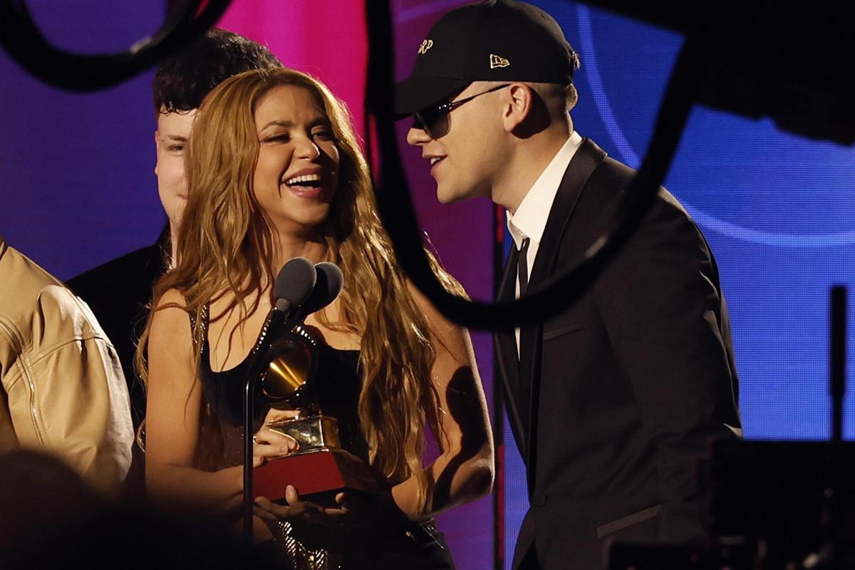 La cantante colombiana Shakira y el compositor y DJ argentino Bizarrap (d), durante su actuación en la gala anual de los Latin Grammy celebrada este jueves en Sevilla.