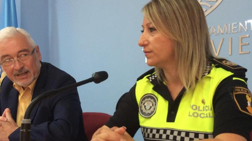 Presentación del balance de la unidad con el alcalde y la responsable de la Policía Local de Torrevieja/Foto D. Pamies