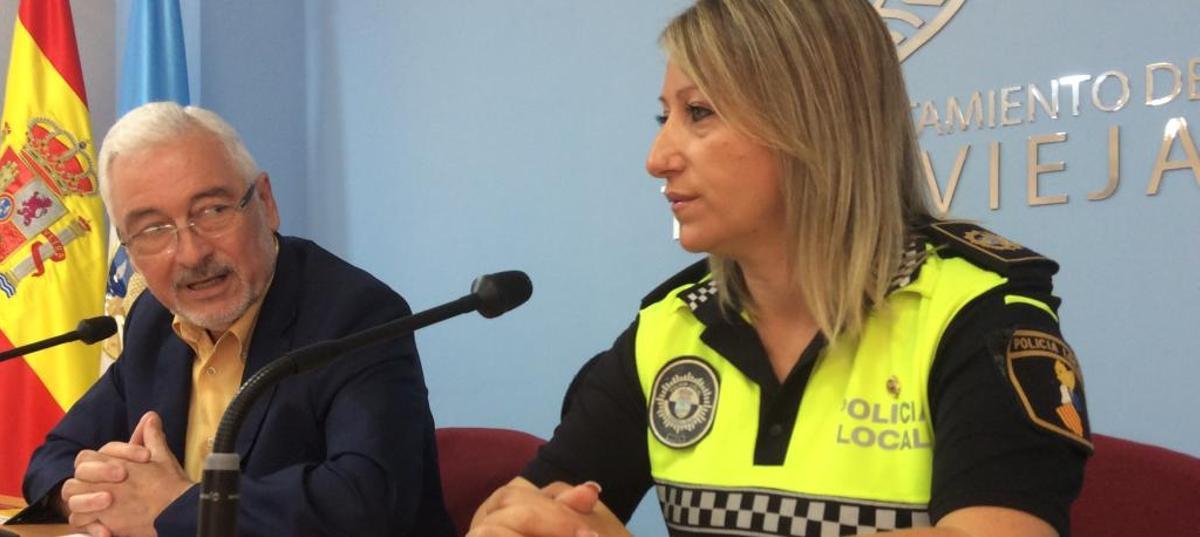 Presentación del balance de la unidad con el alcalde y la responsable de la Policía Local de Torrevieja/Foto D. Pamies