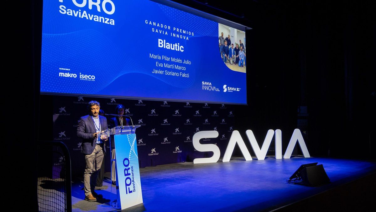 Ganador de la edición anterior, durante la entrega de premios en el Foro SaviAvanza.