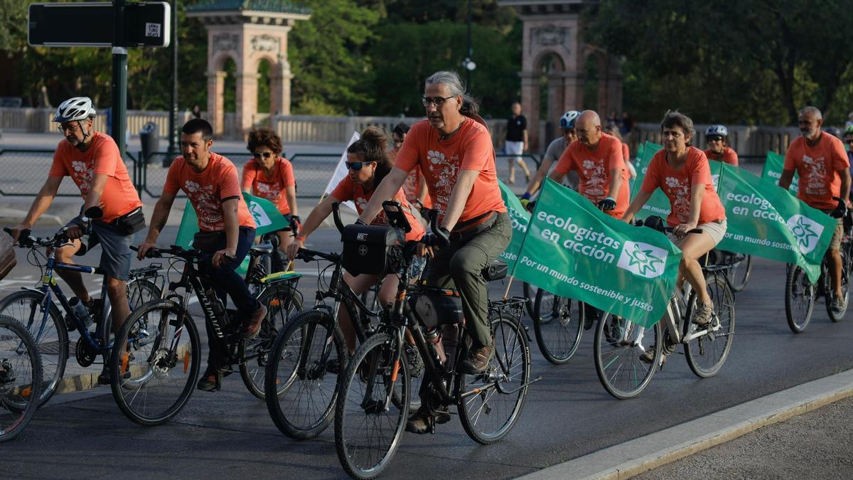 Varios participantes en la 'Ecomarcha' parten desde el puente de los Cantautores, en Zaragoza, este sábado.