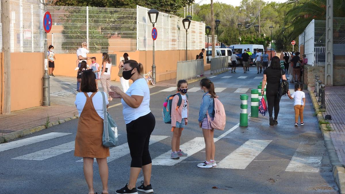 Imagen de archivo de la entrada al colegio Mestre Lluís Andreu, en Sant Francesc, en 2020