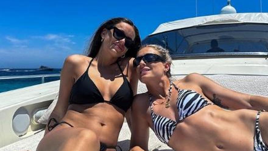 La estrella del Barça, Alexia Putellas, junto a su hermana a bordo de un yate en la isla