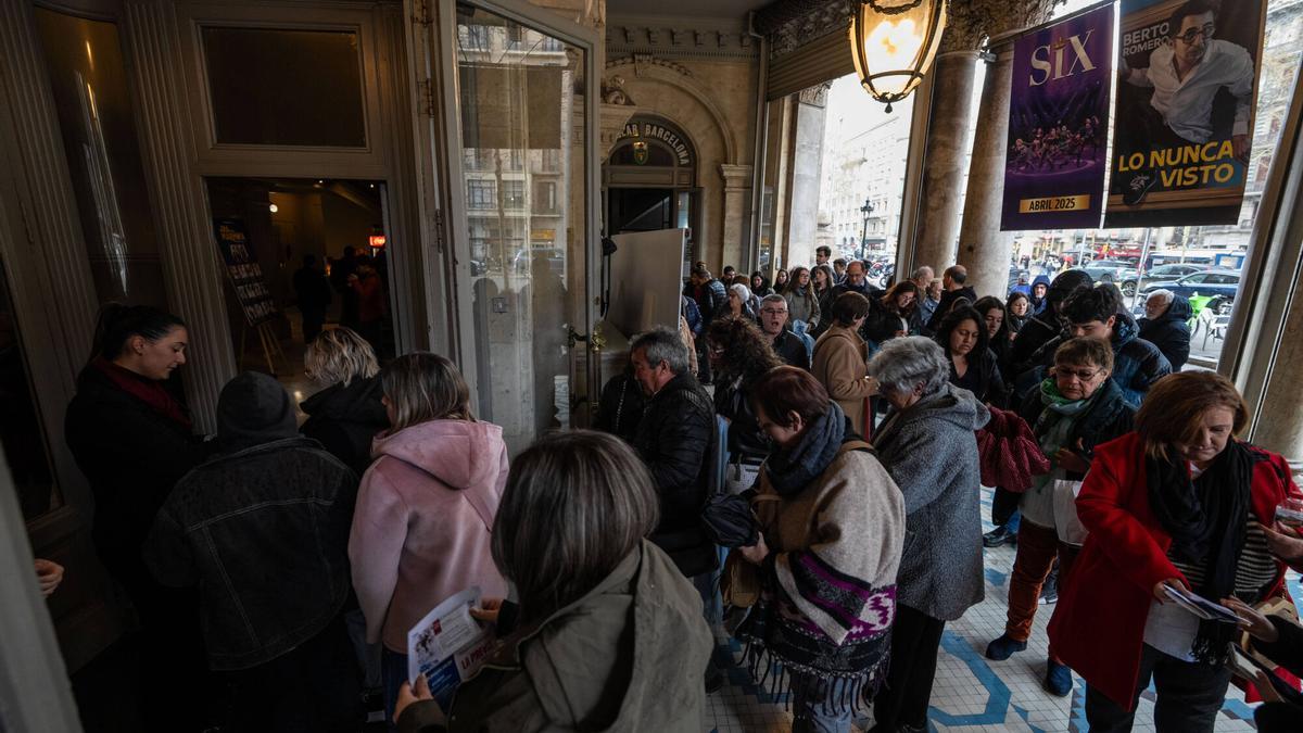 Colas en el teatre Coliseum en Gran Via para la funcion de 'El dia de la marmota' en el Cap Butaca Buida