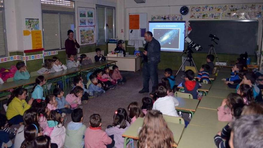 Joaquín Tapioles explica su experiencia con la Astronomía, en una charla.