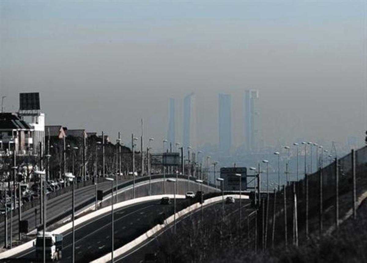 Atmosfera contaminada en l’accés a Madrid des de Pozuelo de Alarcón.