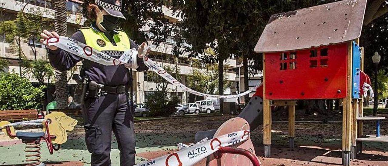 Una policía precinta un parque, en abril.