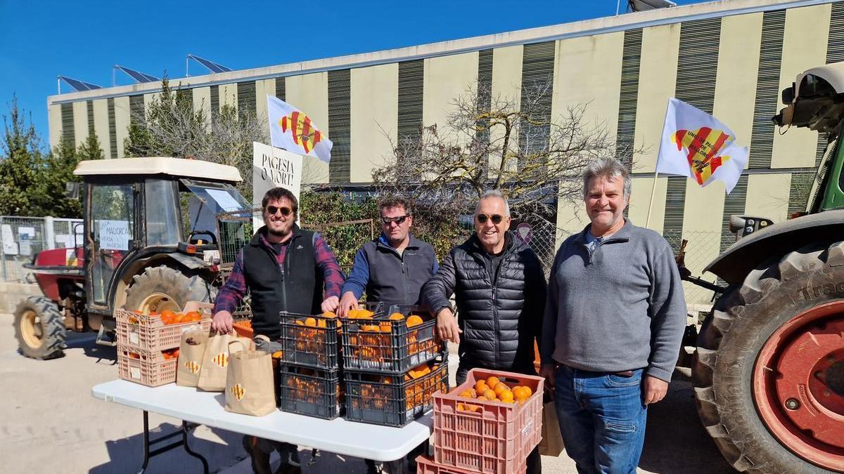 Unió de Pagesos reparte 500 kilos de naranjas y lechugas a las familias del colegio de Santa Maria