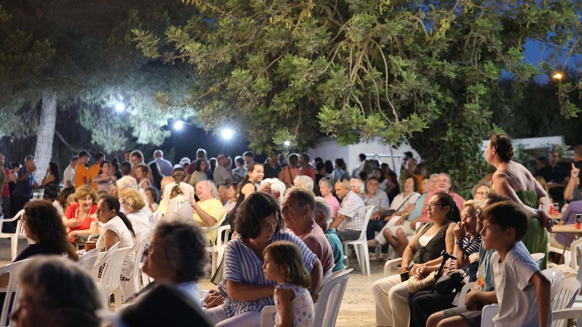Imagen de una celebración de la Nit de Sant Joan del IEE en Sant Rafel.