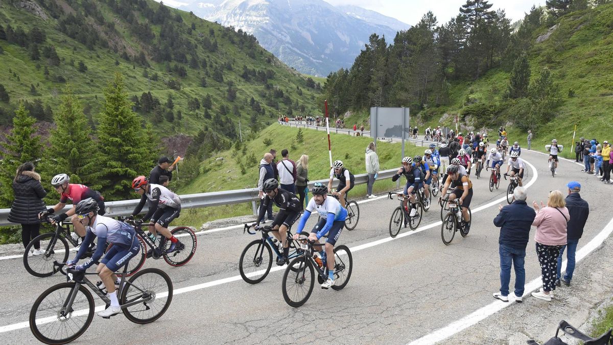 Ciclistas circulan por las carreteras del Pirineo en la pasada Quebrantahuesos