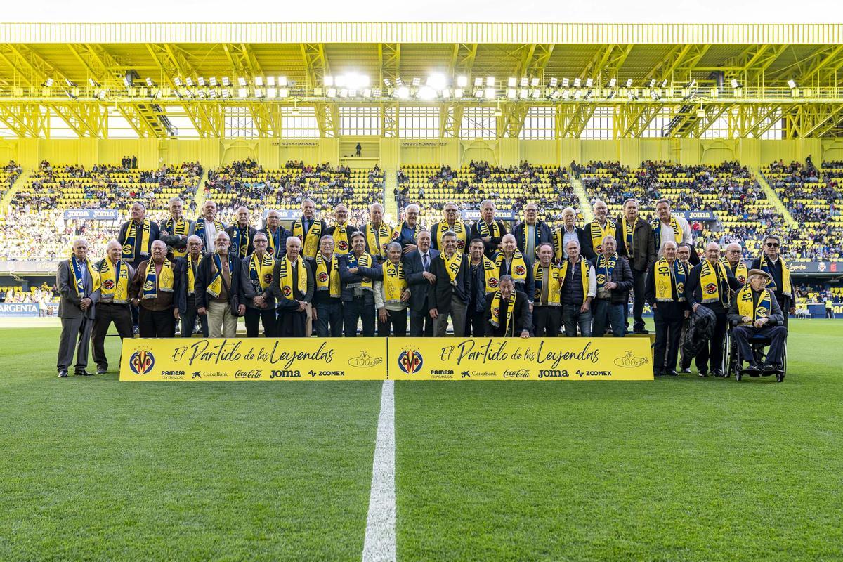 El villarreal CF homenajeó a más de 150 jugadores que han pasado por el club a lo largo de su historia que pudieron personarse en el Estadio de la Cerámica, recordando a muchos de los que no pudieron estar.