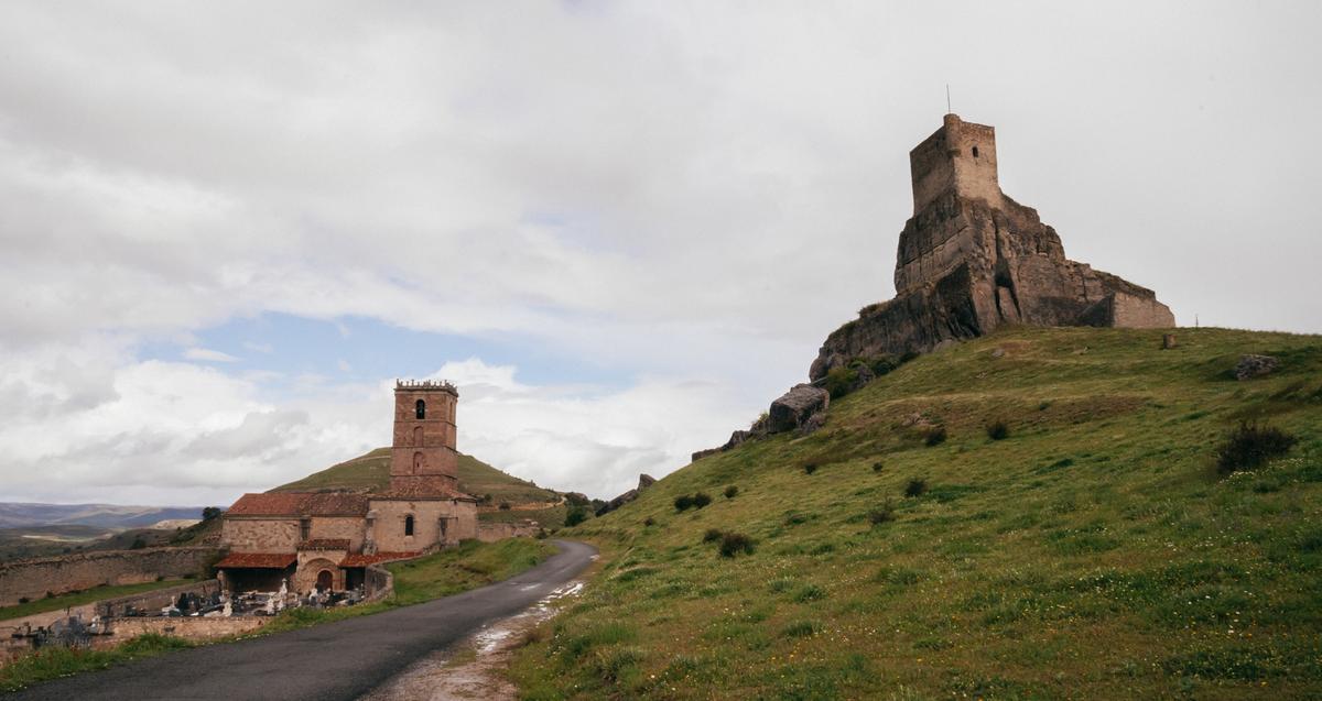 Vista del castillo de Atienza y la iglesia de Santa María del Rey, en un altozano de la localidad.