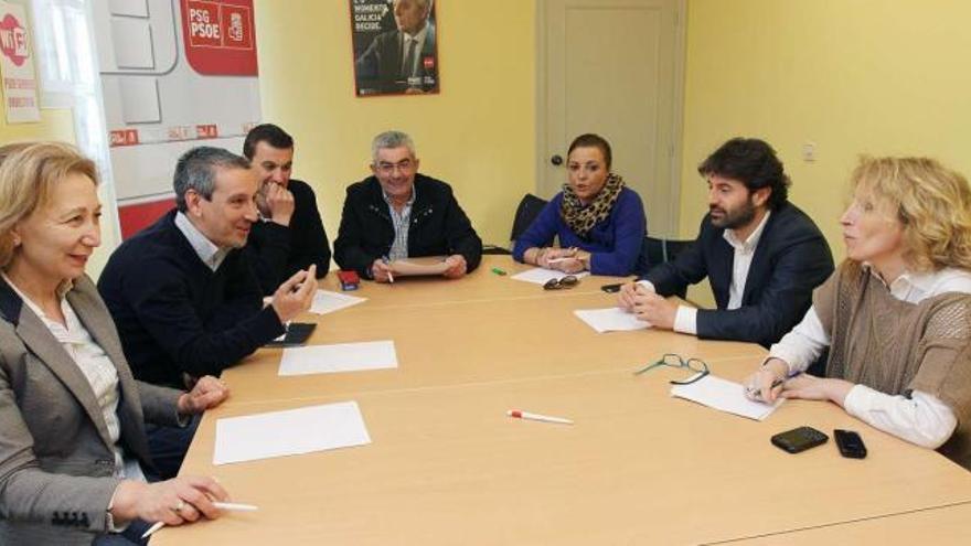 Siete miembros de la ejecutiva permanente del PSOE de Ourense, antes de iniciar la reunión de ayer en la sede provincial del partido.  // I. Osorio