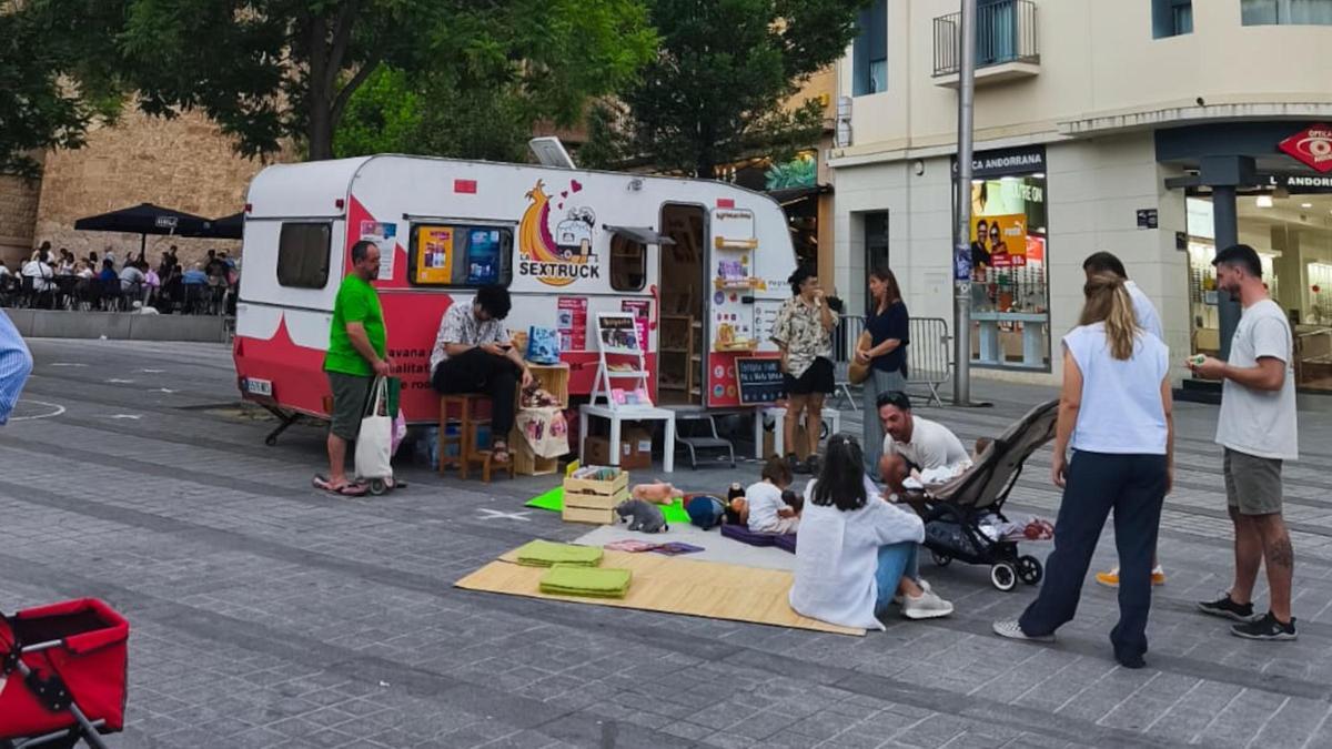 Imatge d'arxiu de la SexTruck durant una visita en un poble.