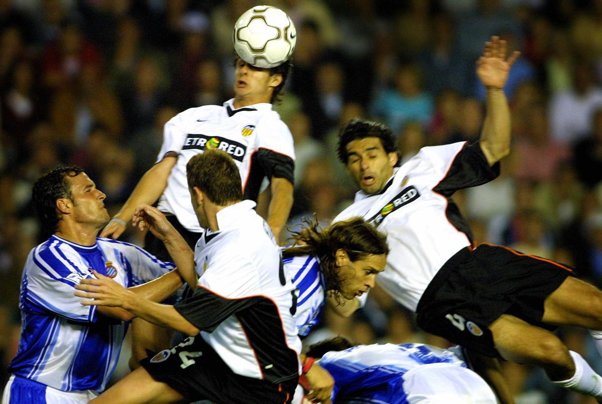 Aimar y Ayala entran al remate en el épico Valencia Espanyol de 2002.