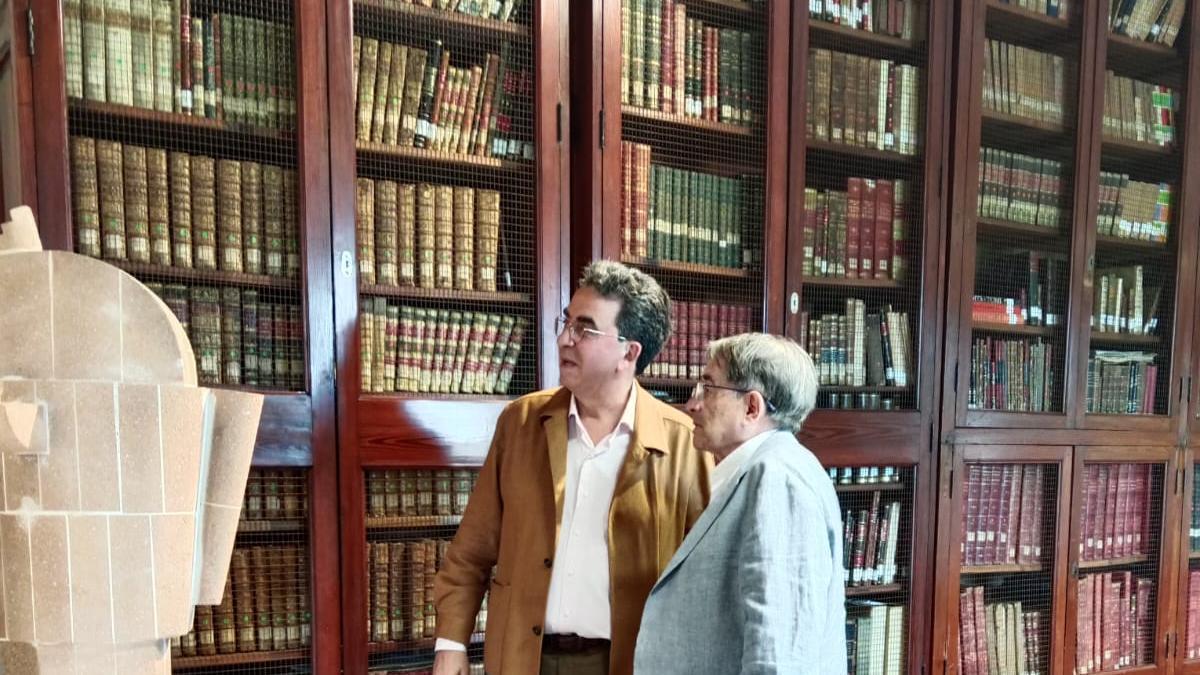 Manuel Muñoz y Santiago Calatrava en las instalaciones de la Real Academia de Bellas Artes de San Carlos, contemplando una escultura de Miquel Navarro, en julio de 2025.