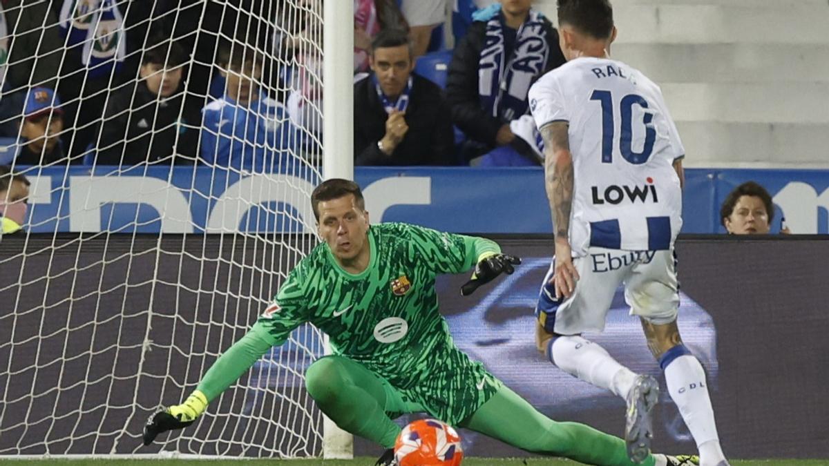 Szczesny, en una jugada ante Raba durante el Leganés-Barça en Butarque.