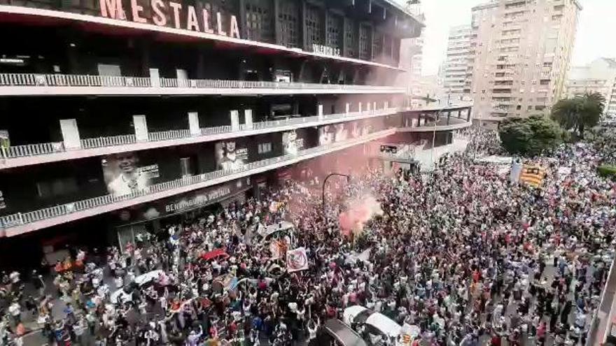 La afición del Valencia llega a Mestalla