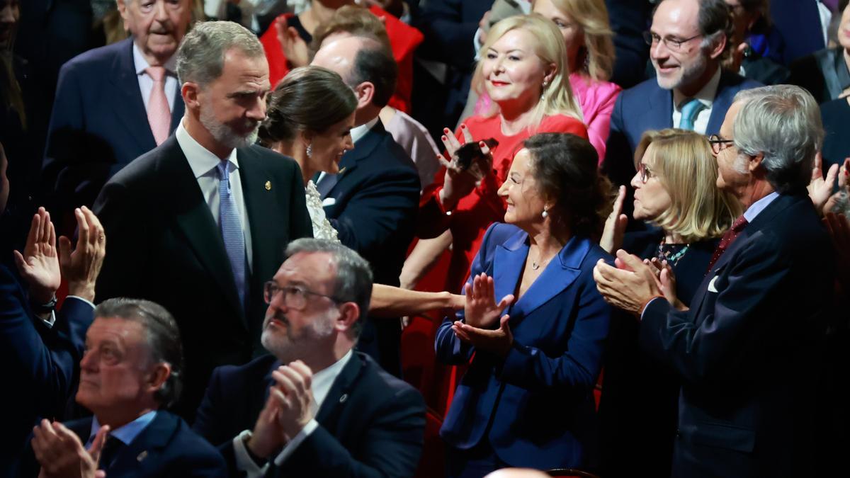 La reina Letizia saludando a su madre en los Premios Princesa de Asturias 2022