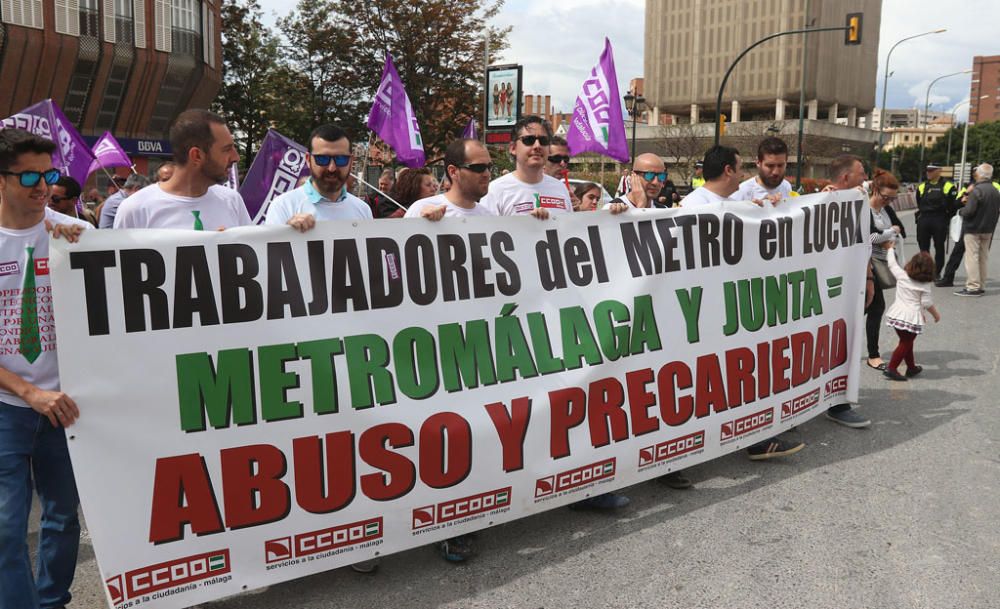 Miles de personas participan en la marcha convocada por los sindicatos para este martes, Día Internacional del Trabajo