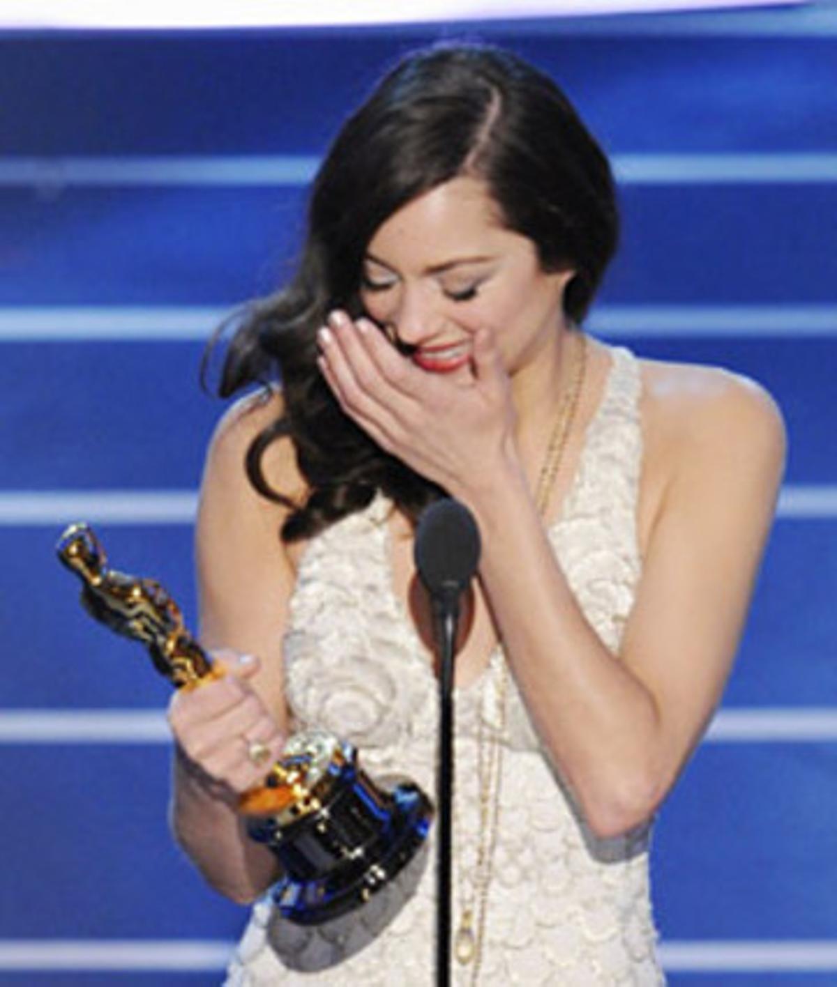 Marion Cotillard agraeix molt emocionada l’Oscar a la millor actriu. Marion Cotillard agraeix molt emocionada l’Oscar a la millor actriu.