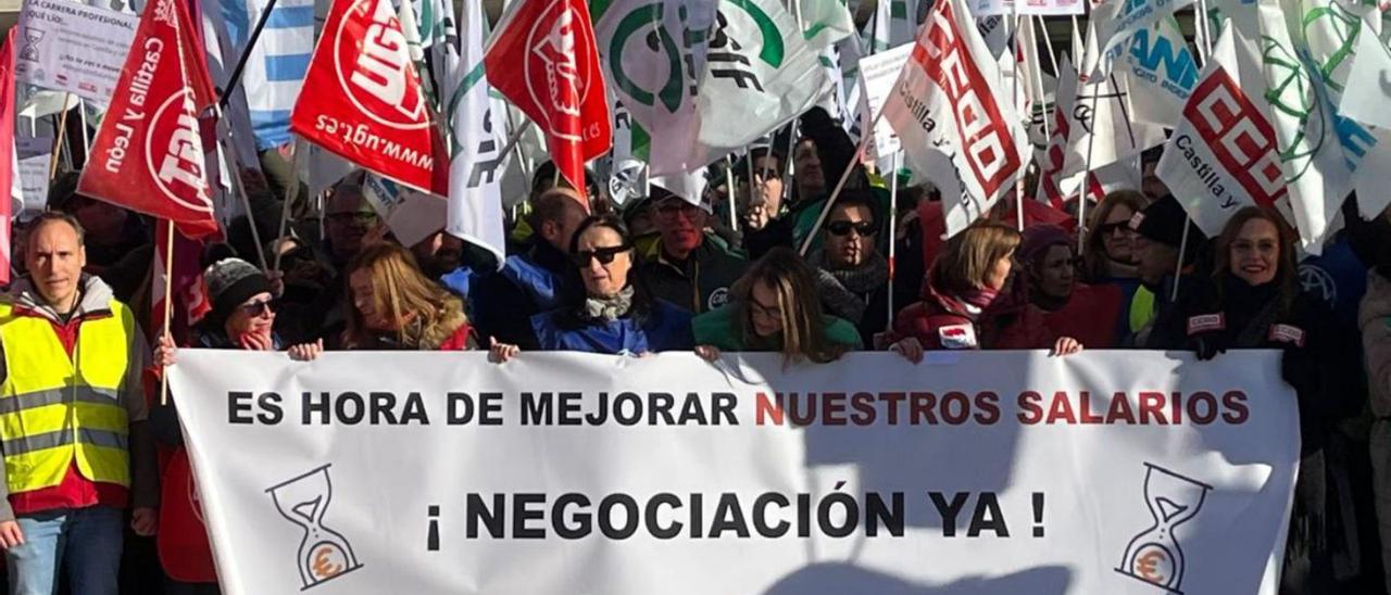 Concentración de profesores en Valladolid para solicitar mejoras salariales. | CEDIDA