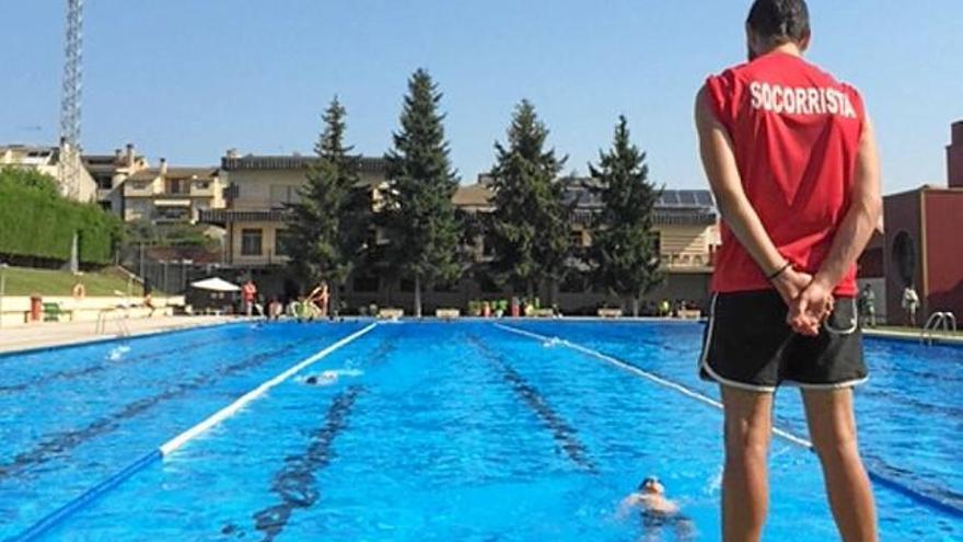 Un socorrista a la piscina municipal de Solsona, l&#039;estiu passat