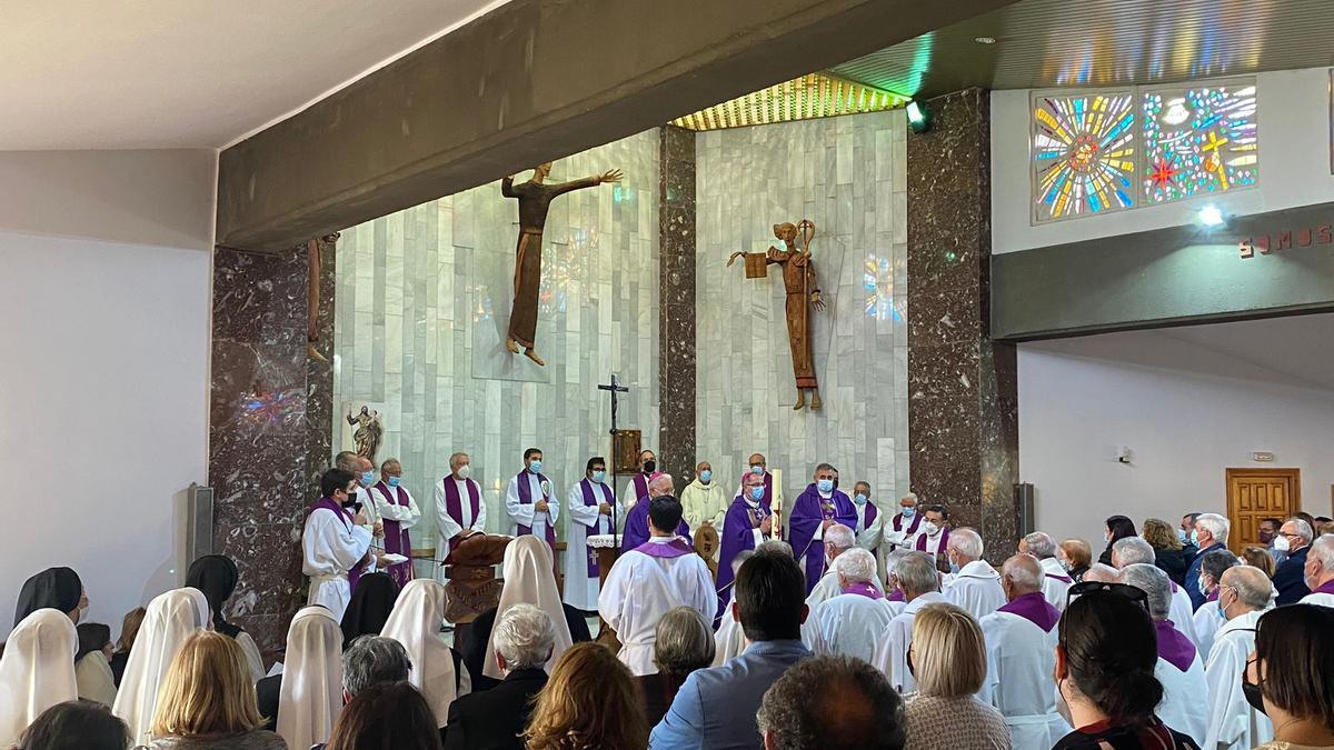 Misa funeral en la parroquia de Santiago de Benavente.