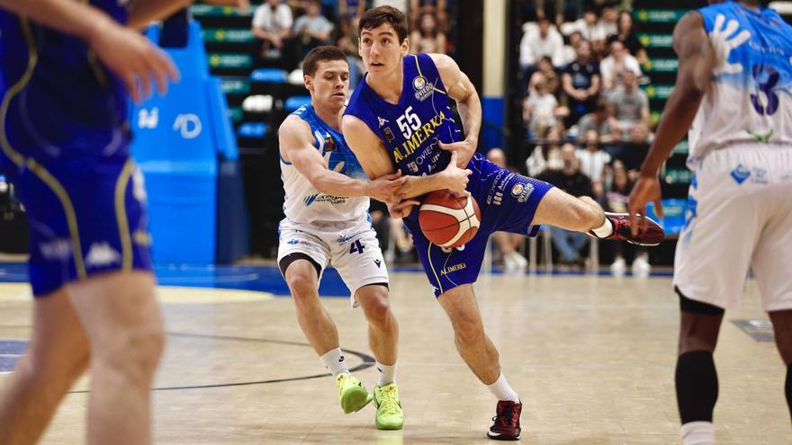 Raúl Lobaco, con el balón, presionado por Hansel Atencia, del Cáceres. |