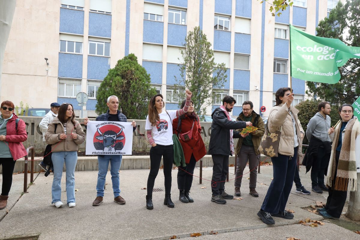 Cadena humana en Zaragoza por la defensa de Canal Roya