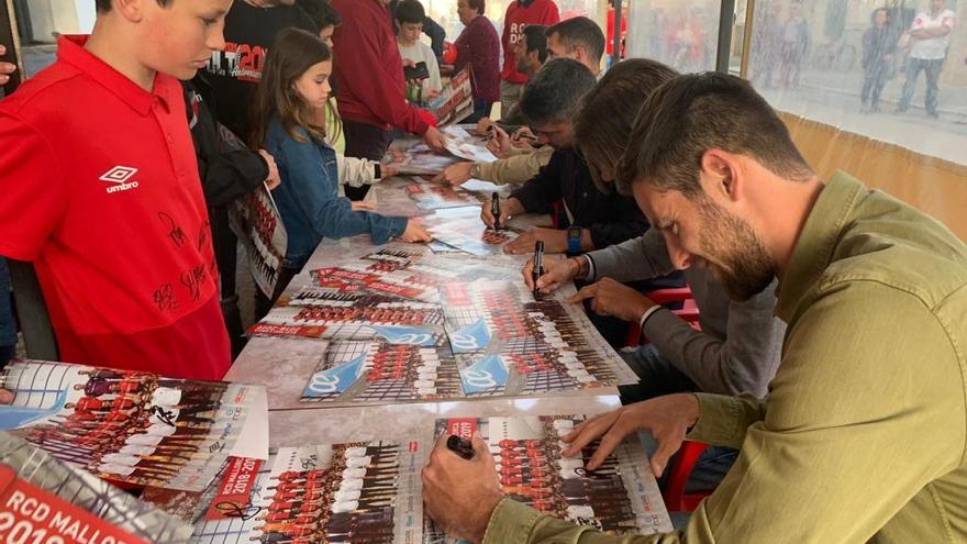 Ãlex LÃ³pez firma autÃ³grafos junto a sus compaÃ±eros este lunes en Llucmajor.