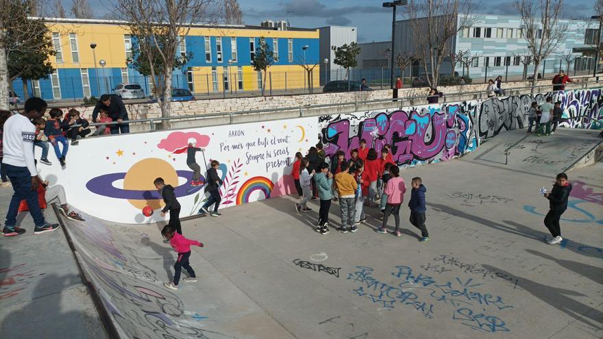 Figueres estrena el mural que recorda el petit Aarón, mort ara fa un any