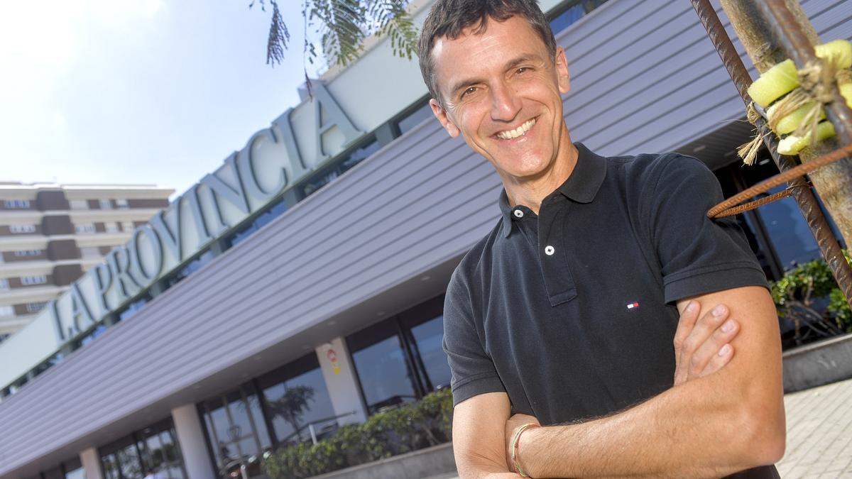 Rogelio Peñate posa sonriente junto a la fachada del periódico LA PROVINCIA, esta mañana, antes de emprender viaje por la tarde a Paraguay.