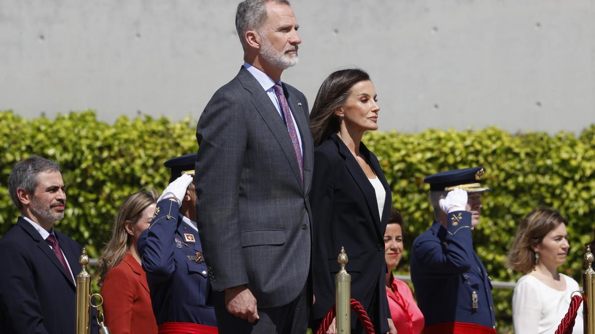 La reina Letizia pone rumbo a Holanda con los zapatos de tacón (nuevos y de Massimo Dutti) más originales de su armario