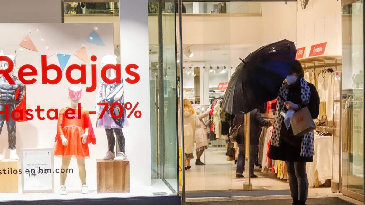 Caen las contrataciones en el comercio