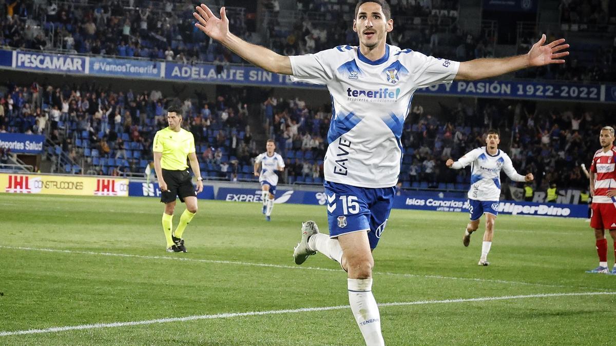 Yann Bodiger celebra el primer tanto del Tenerife al Granada.