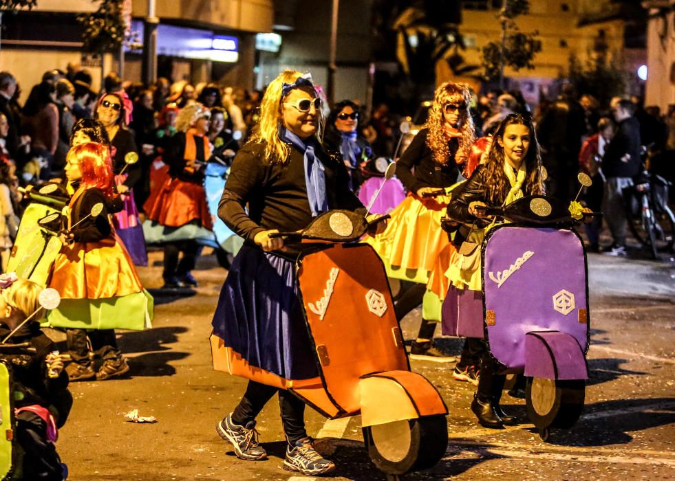 Cientos de disfraces invaden las calles de l`Alfàs del Pi