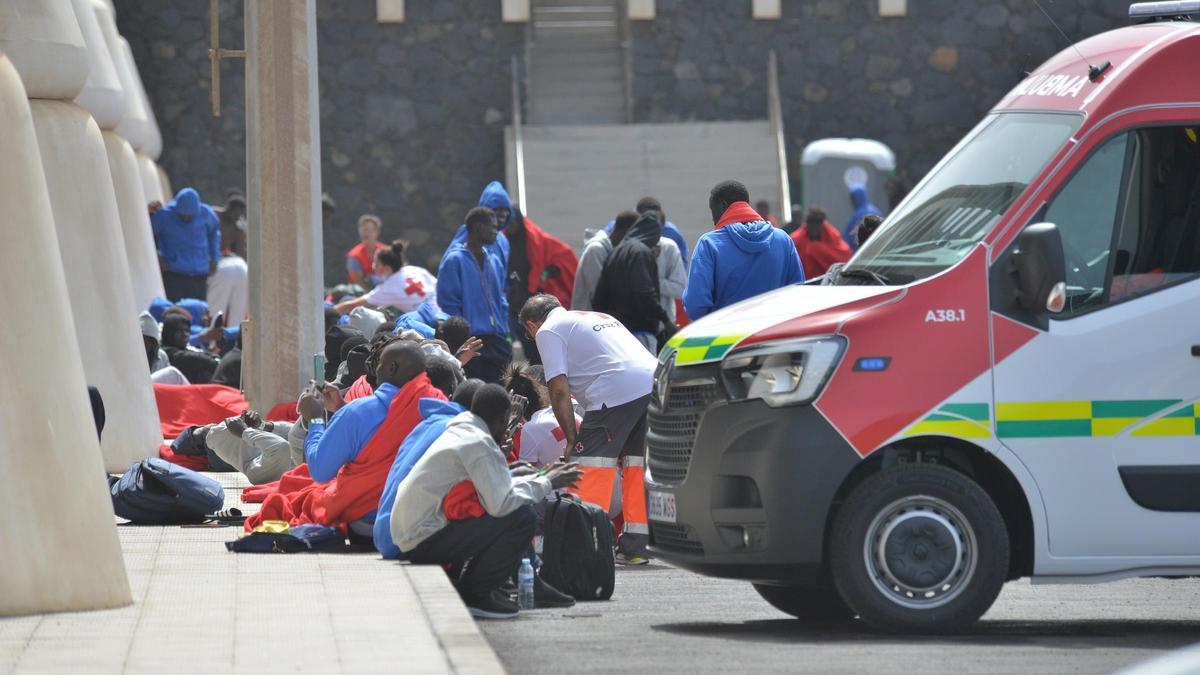 Migrantes atendidos por los servicios emergencias en el Puerto de la Restinga.