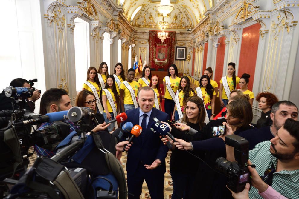 Las candidatas a Reina del Carnaval 2017 visitan al alcalde